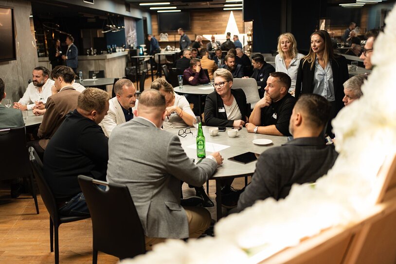 Uczestnicy Golden Pitch Club przy stolikach
